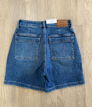 Load image into Gallery viewer, JUDY BLUE DARK WASH CARGO SHORTS
