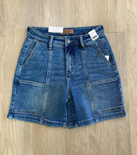 Load image into Gallery viewer, JUDY BLUE DARK WASH CARGO SHORTS
