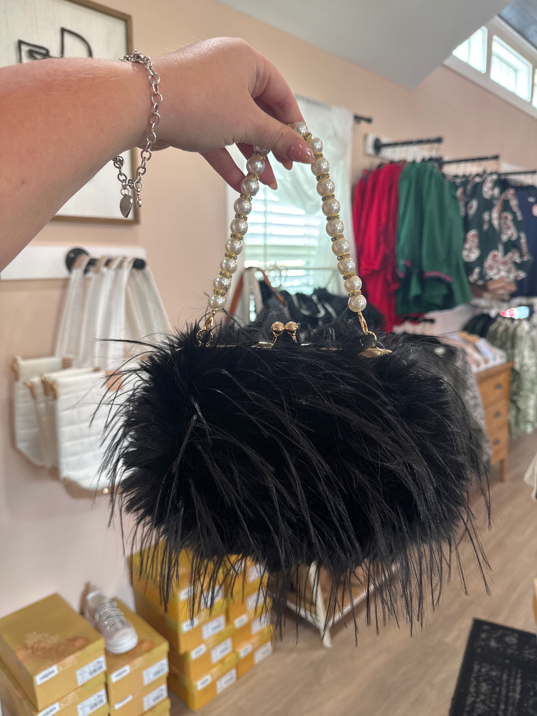 BLACK FUR CLUTCH WITH PEARLS