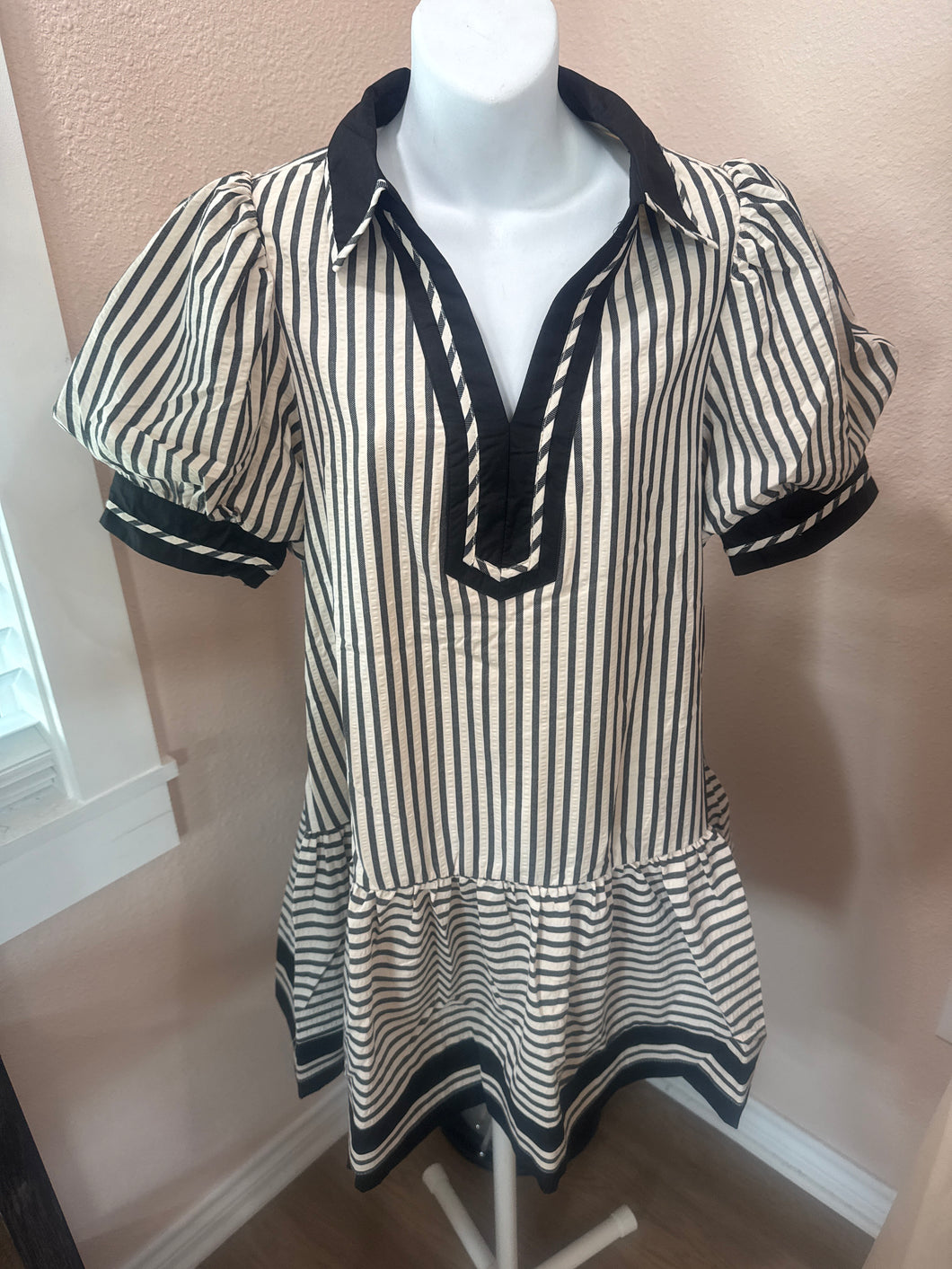 TEXTURED BLACK STRIPE PATTERN SHORT PUFF SLEEVE RUFFLE DRESS