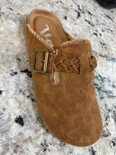 Load image into Gallery viewer, VERY G IRIS TOOLED TAN CLOG
