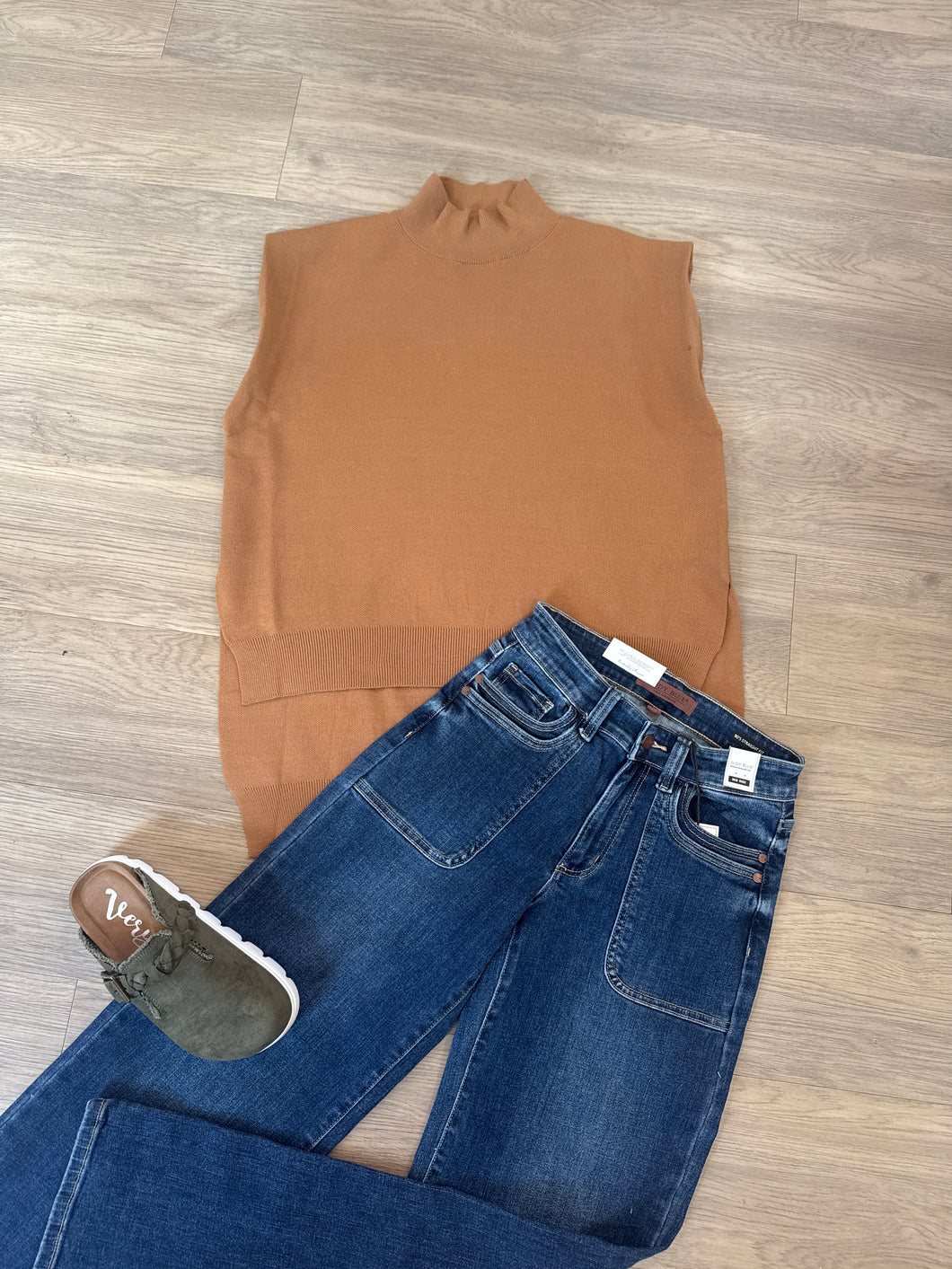 CAMEL HIGH NECK SLEEVELESS SWEATER