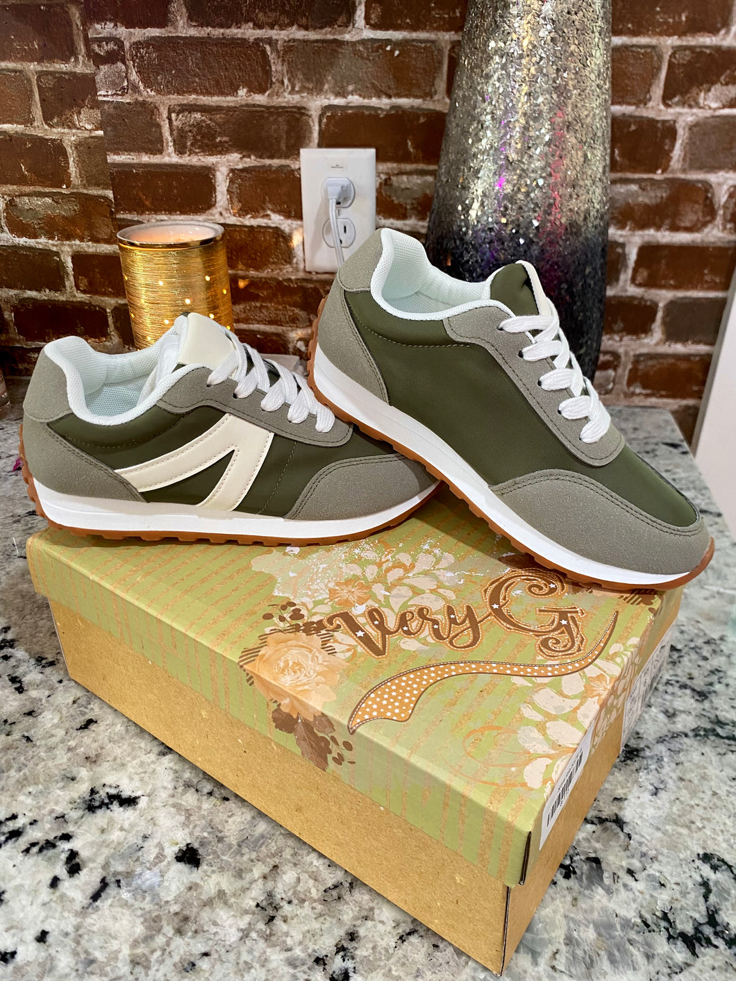 VERY G OLIVE&WHITE TENNIS SHOE