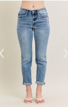 Load image into Gallery viewer, JUDY BLUE CORE MIDRISE BLEACH WASH BOYFRIEND
