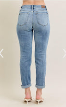 Load image into Gallery viewer, JUDY BLUE CORE MIDRISE BLEACH WASH BOYFRIEND
